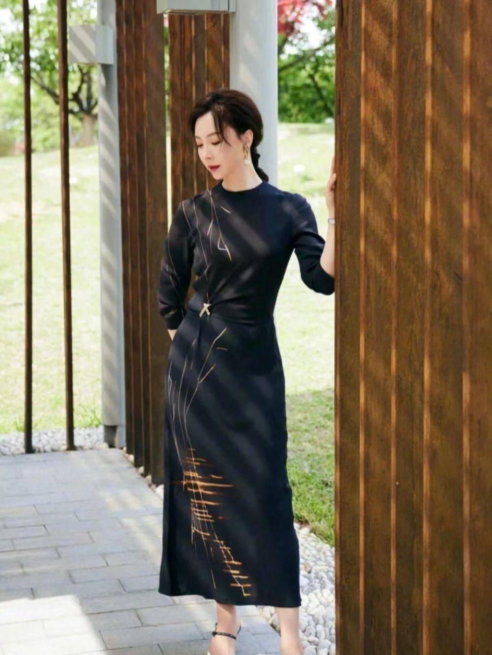 陈数春装时尚搭配：中年女人穿衣得体，比刻意扮嫩更显高级-6