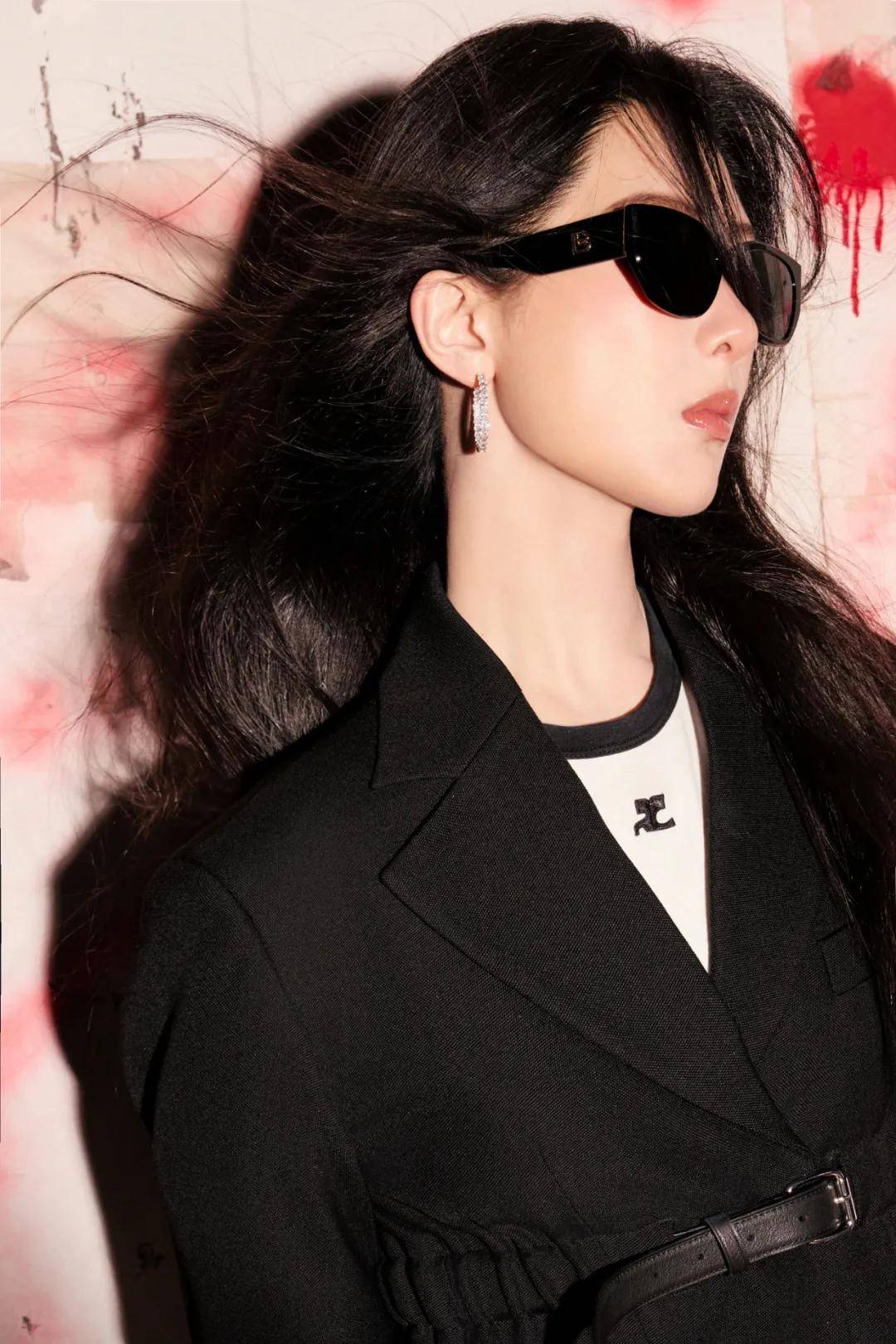 杨紫工作室释出最新美图，英气十足又美又酷！-5