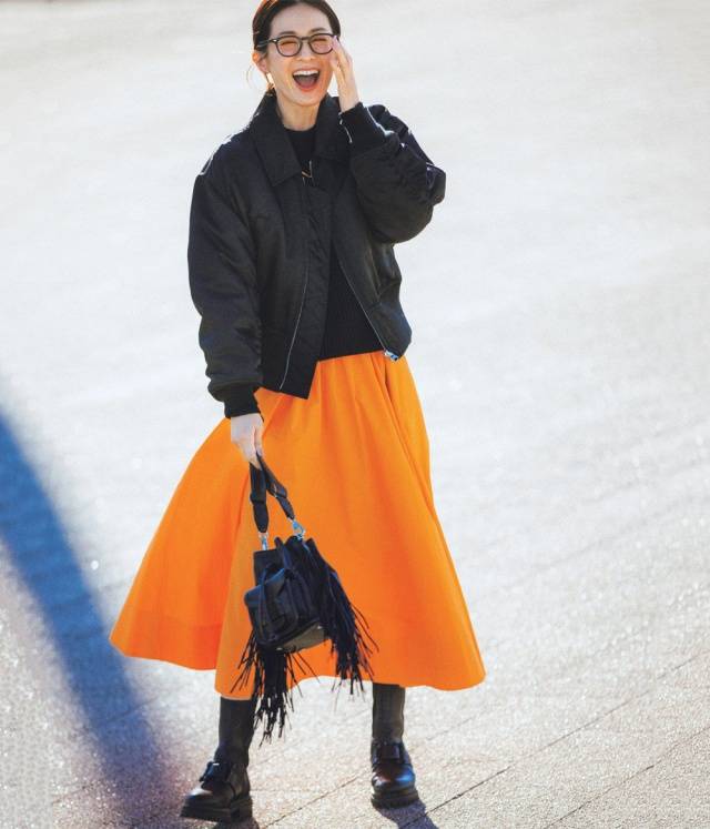 从日本40+女人身上发现变美减龄窍门，穿素色运用色彩来点缀