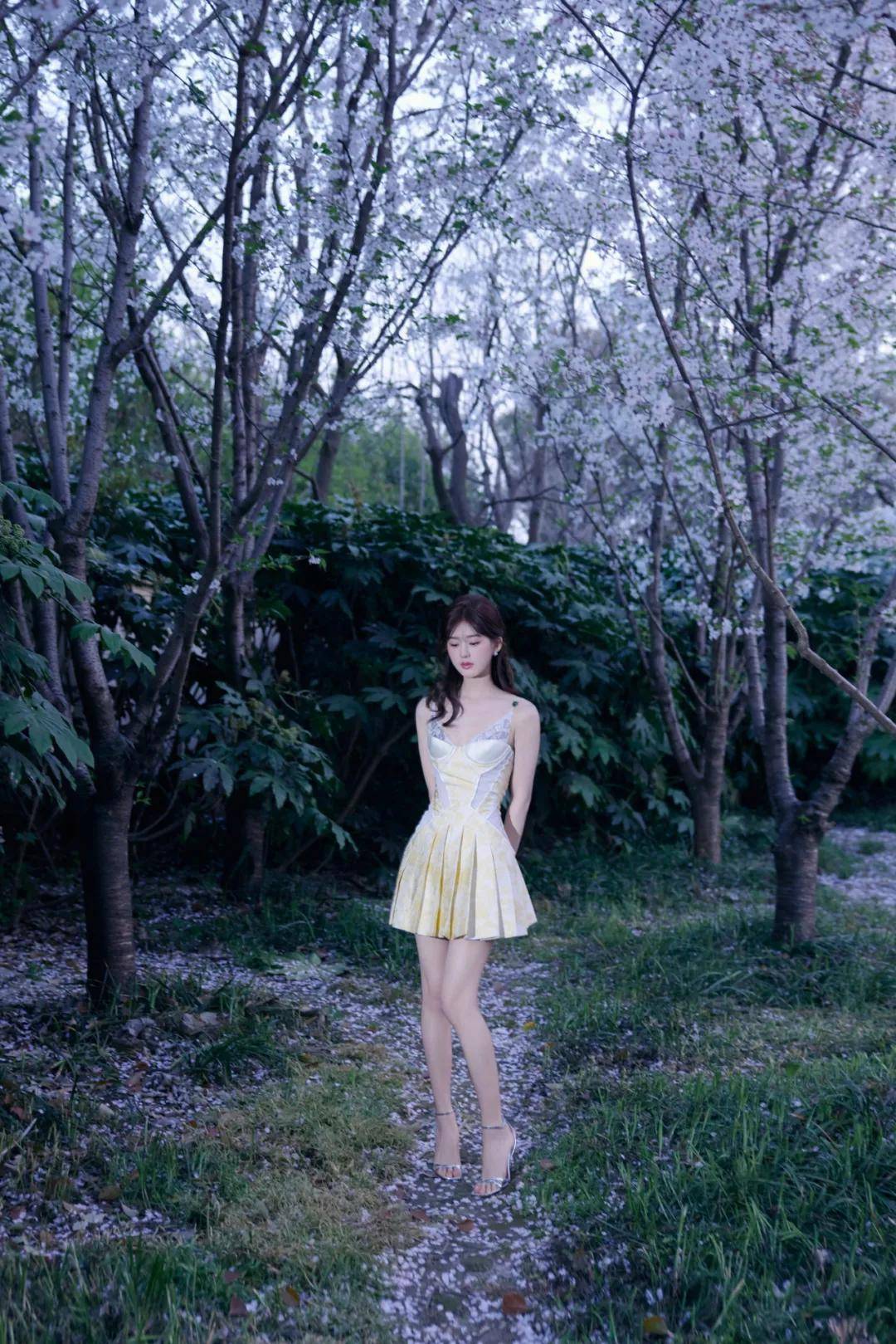 赵露思最新高定短裙亮相，美到窒息的优雅和甜美-3