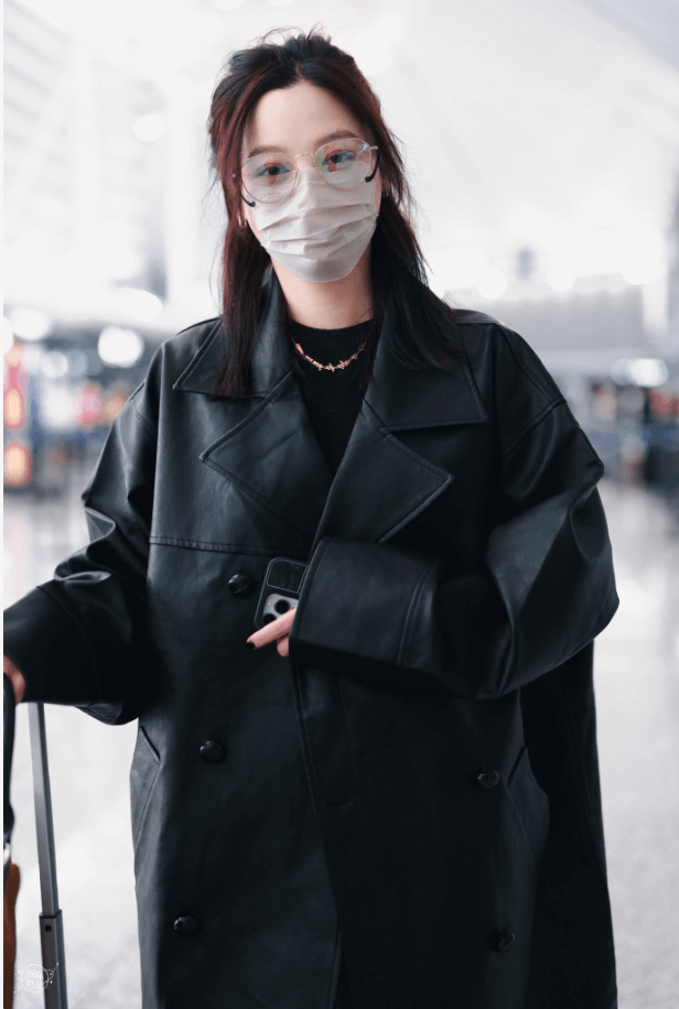 辛芷蕾机场街拍带火了一种极简穿搭：皮衣+牛仔裤+半扎发简洁飒爽还优雅-5