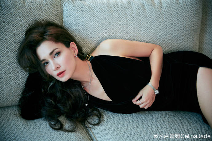 混血女星卢靖姗写真露出事业线太A了！魔鬼身材性感撩人-5