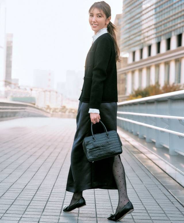 从日本40+女人身上发现变美减龄窍门，穿素色运用色彩来点缀