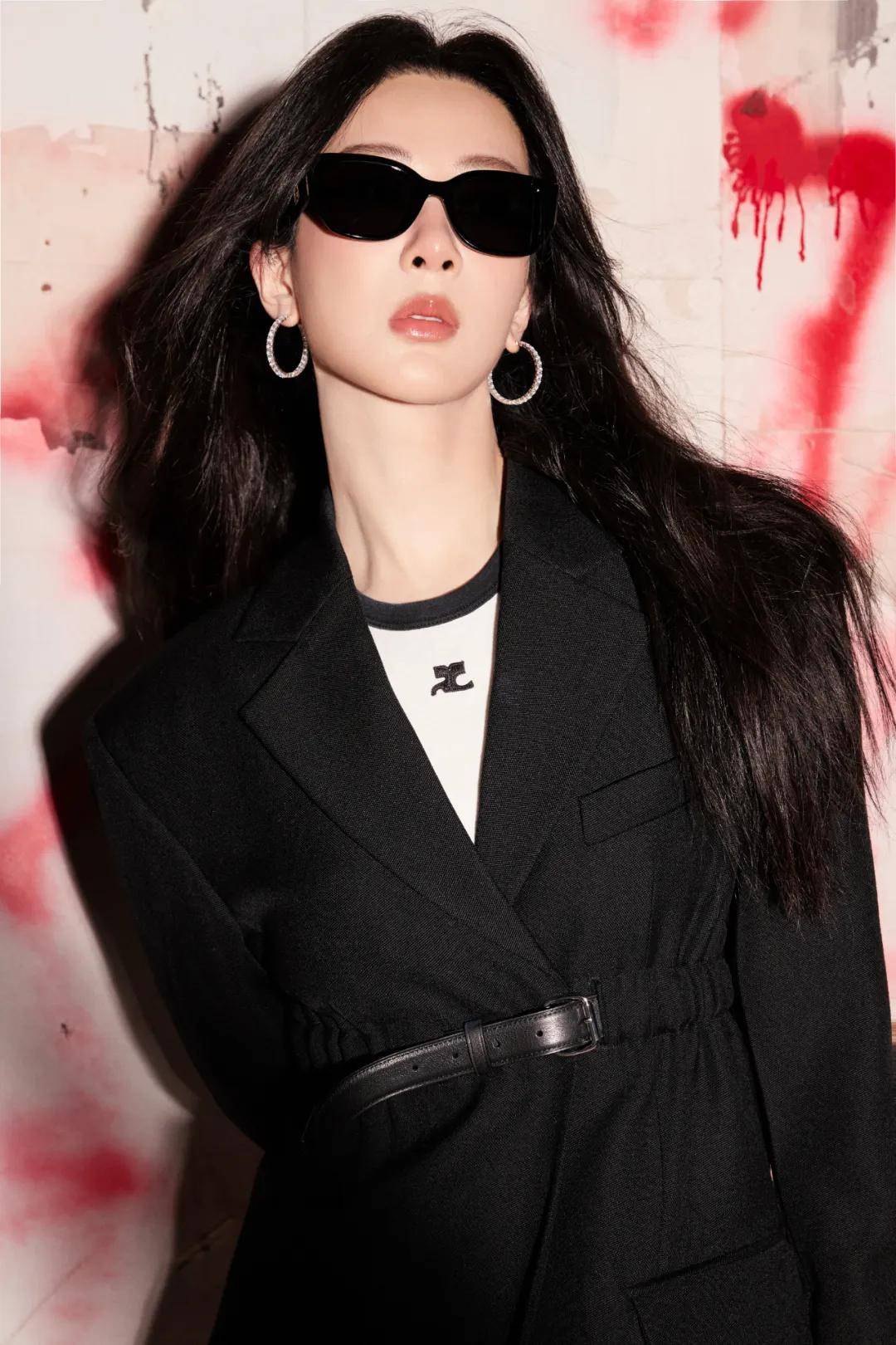 杨紫工作室释出最新美图，英气十足又美又酷！-6