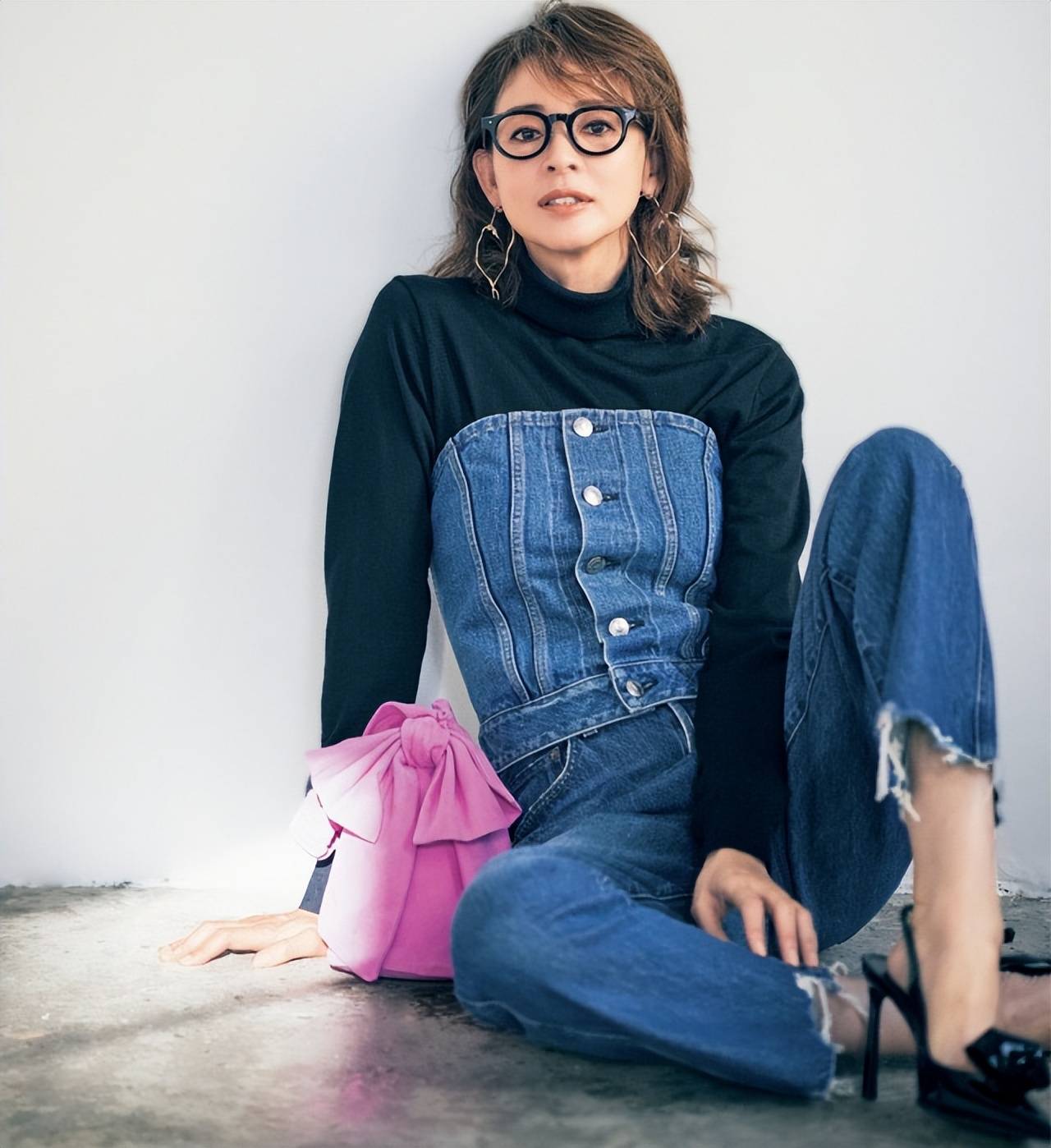 从日本40+女人身上发现变美减龄窍门，穿素色运用色彩来点缀