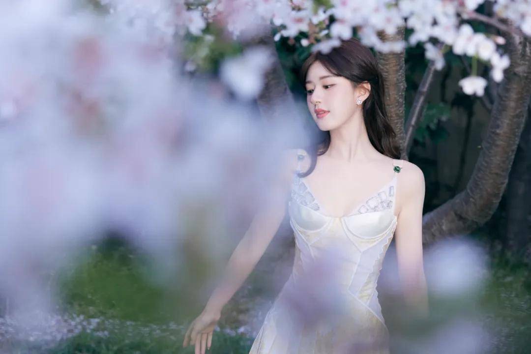 赵露思最新高定短裙亮相，美到窒息的优雅和甜美-1