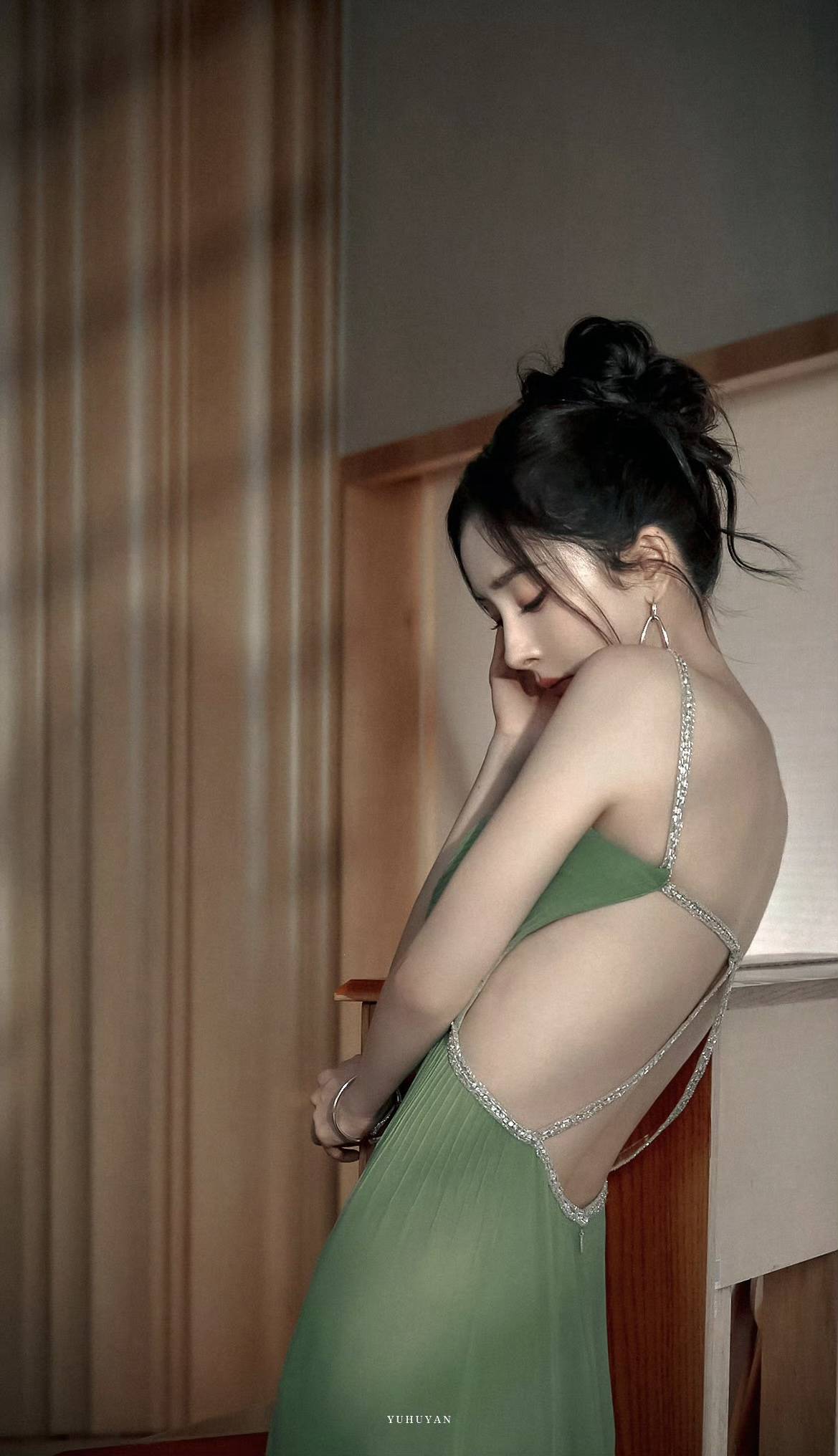 杨幂真是内娱的天花板，衣品、颜值和身材都很绝！