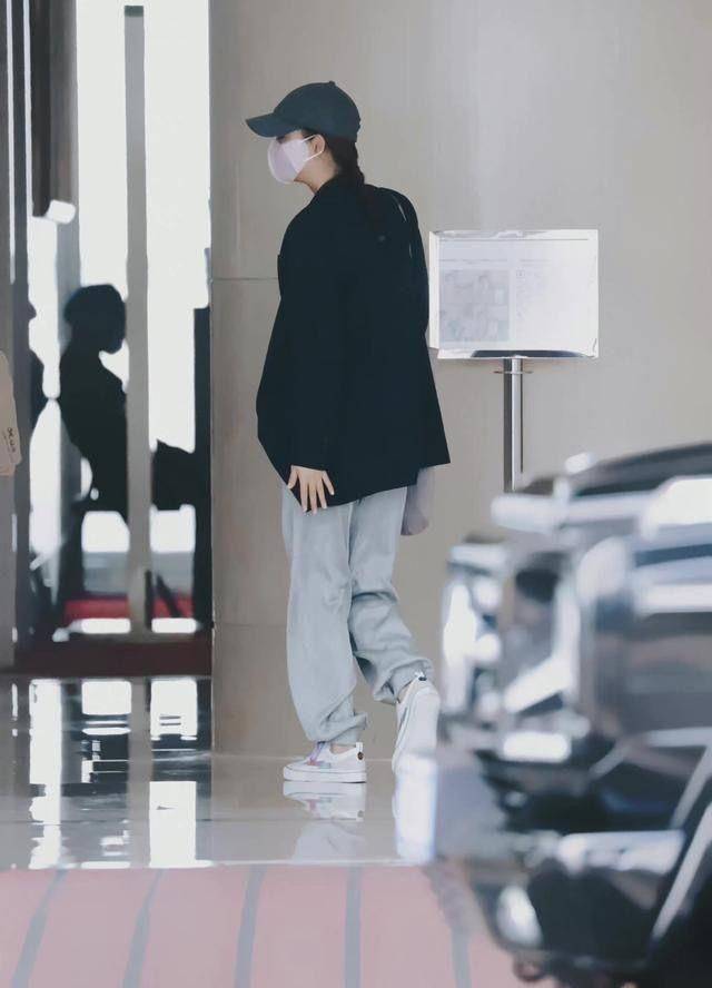 殷桃带火了春季新穿搭：叫“上身开会，下身运动”，舒适又高级-4