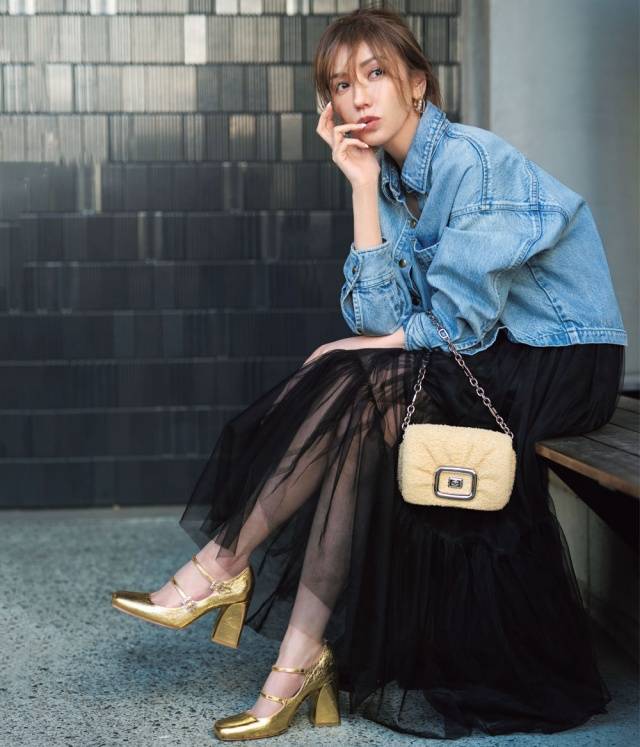 从日本40+女人身上发现变美减龄窍门，穿素色运用色彩来点缀