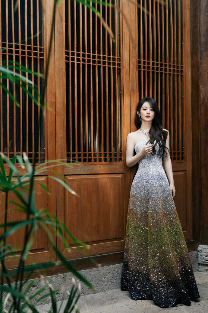 赵丽颖穿镂空长裙秀曼妙身姿,渐变礼服美如公主-8 赵丽颖穿镂空长裙秀曼妙身姿,渐变礼服美如公主