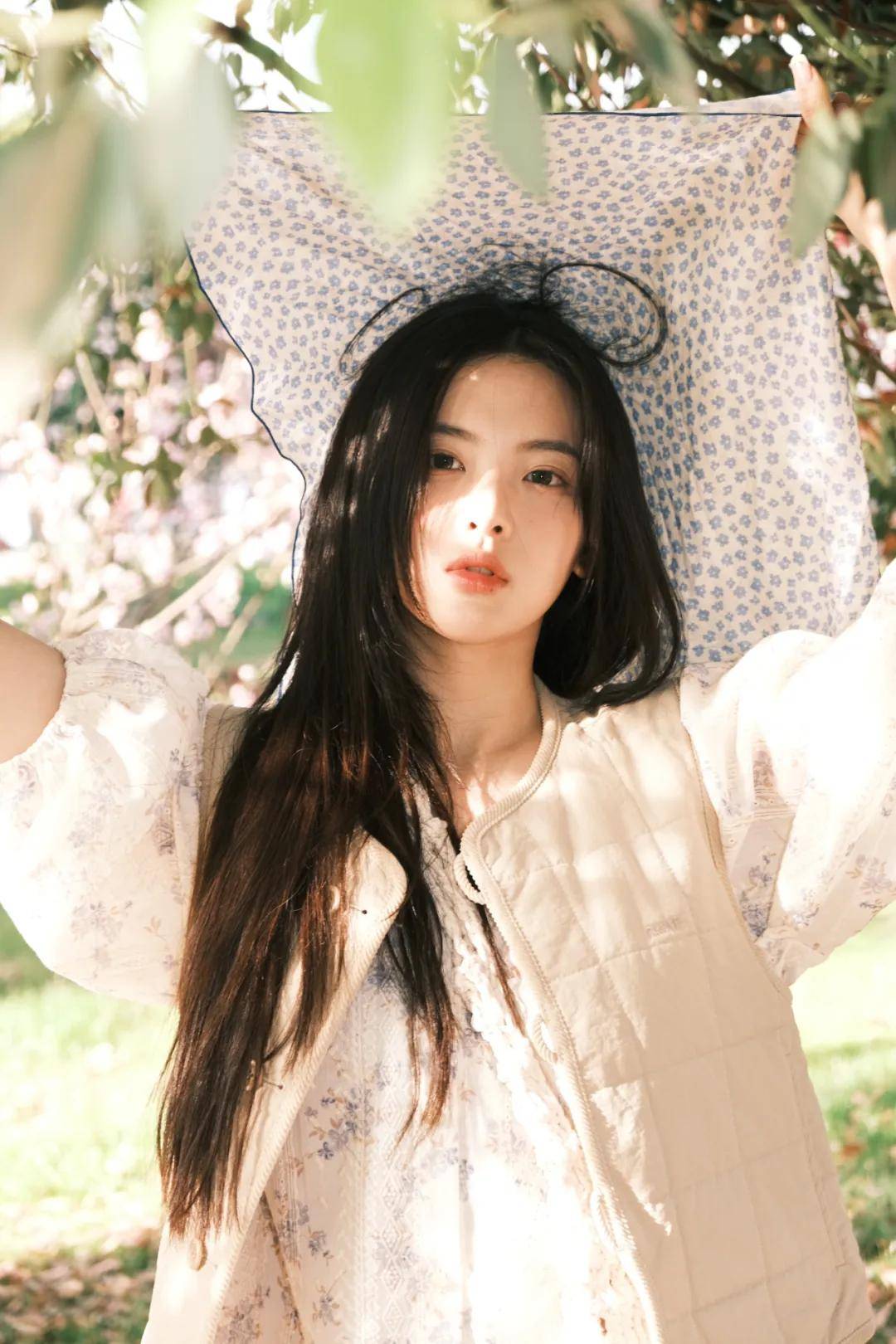 春天里的杨超越，纯洁如雪宛如含苞待放的玉兰花-12