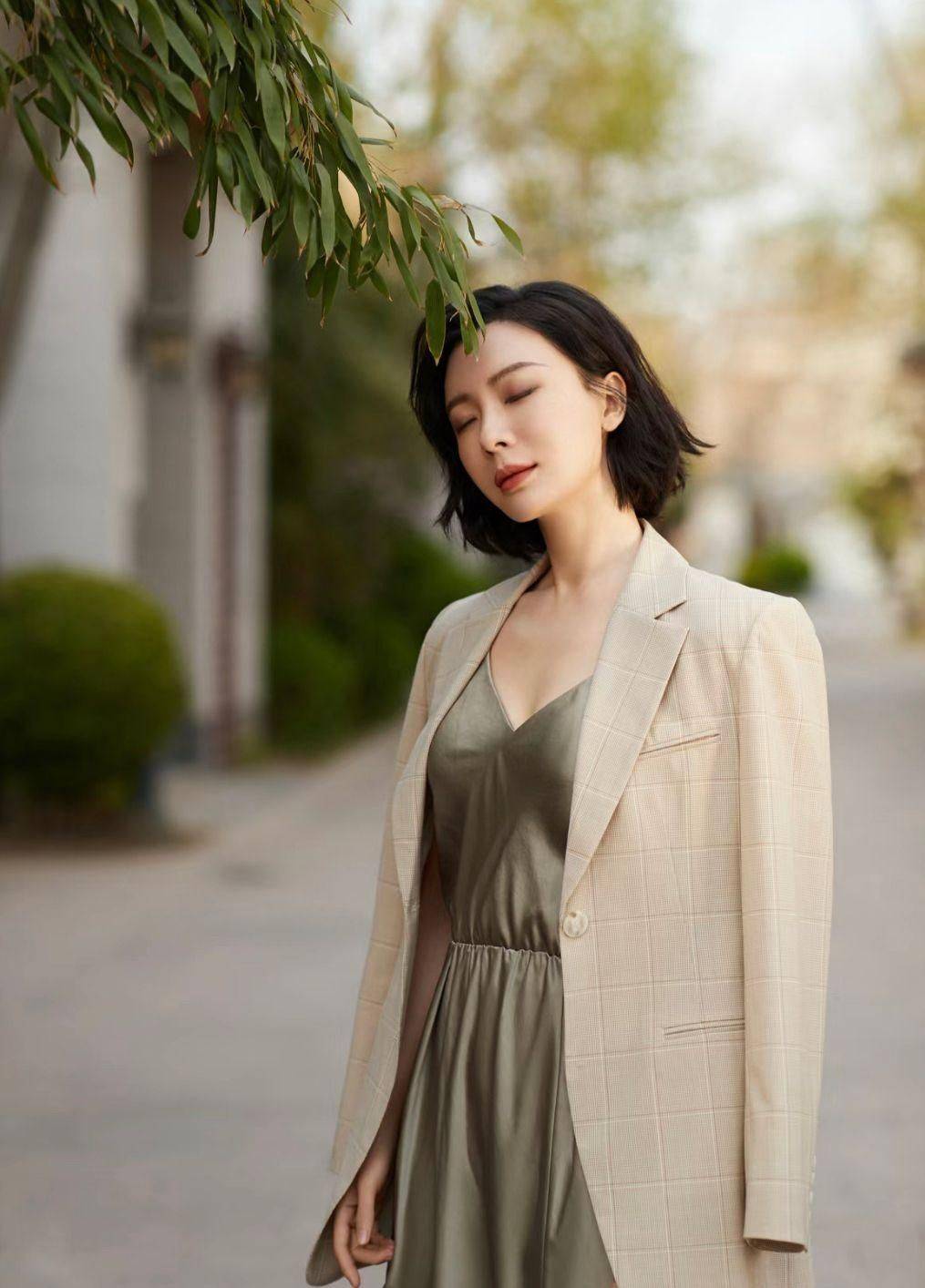 陈数春装时尚搭配：中年女人穿衣得体，比刻意扮嫩更显高级-2