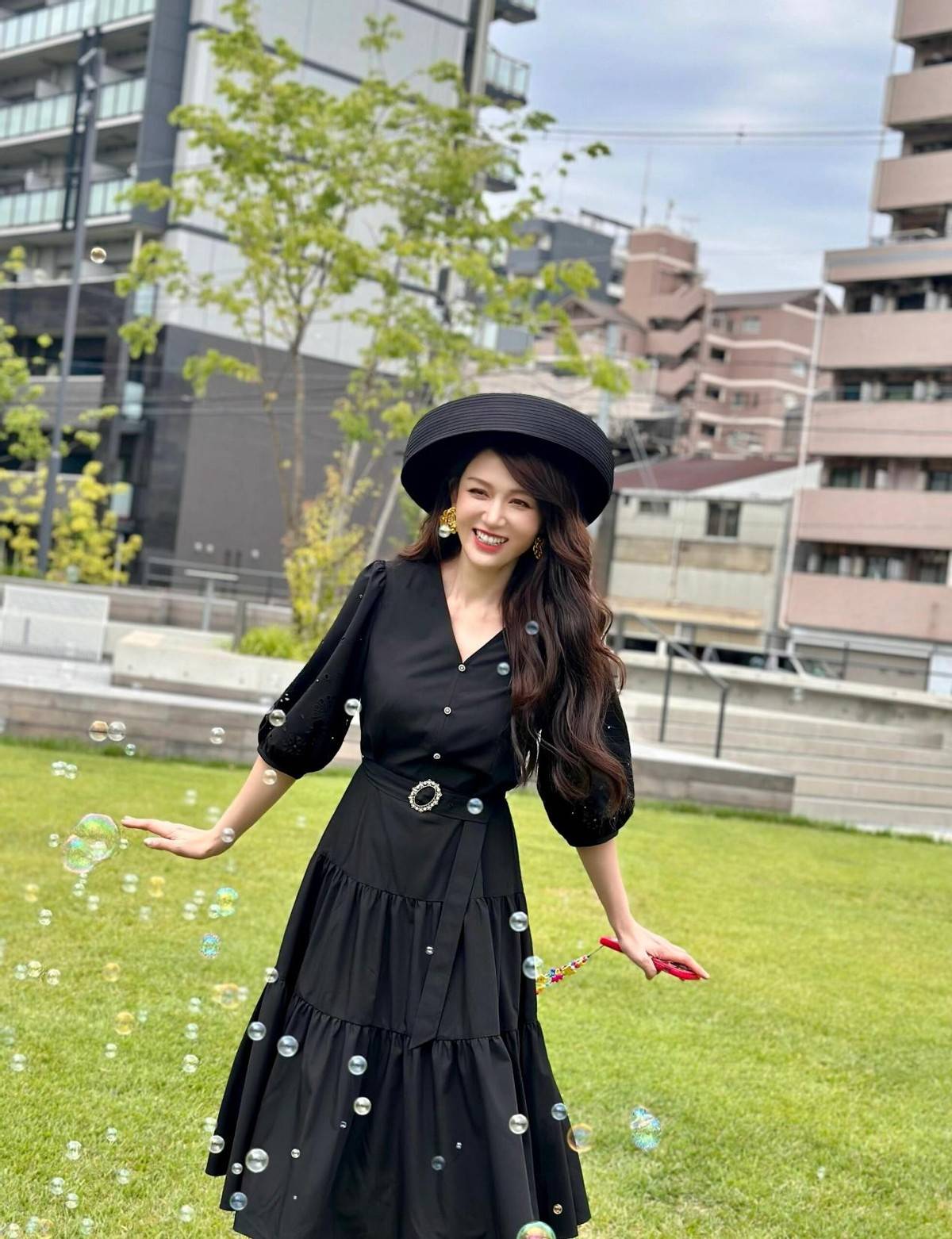 陈乔恩结婚后带火了一种新穿法：毛衣+短裙+长筒靴时髦又减龄-10