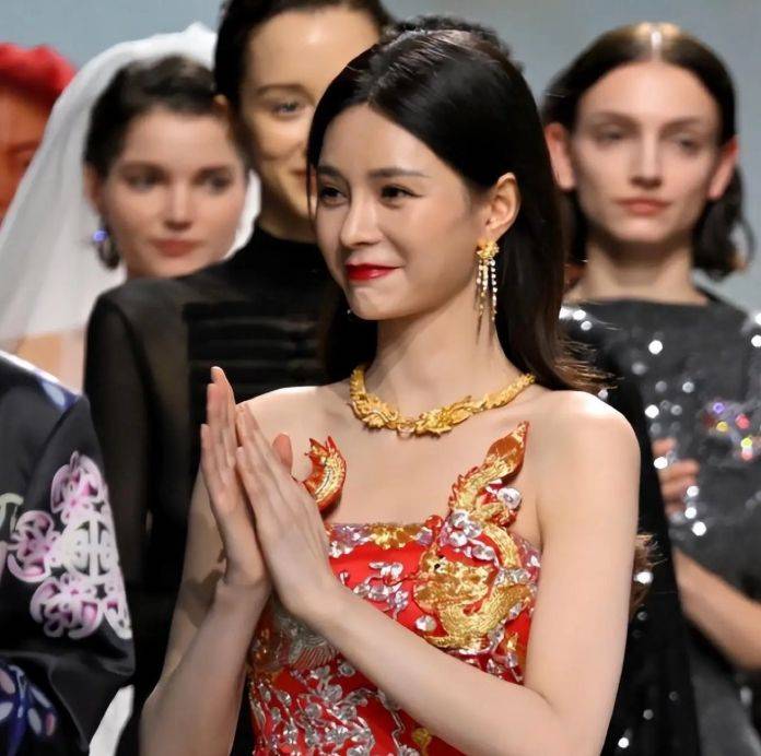 沈梦辰的巴黎走秀太惊艳了：穿中国风长裙美到窒息，气质都提升了-1