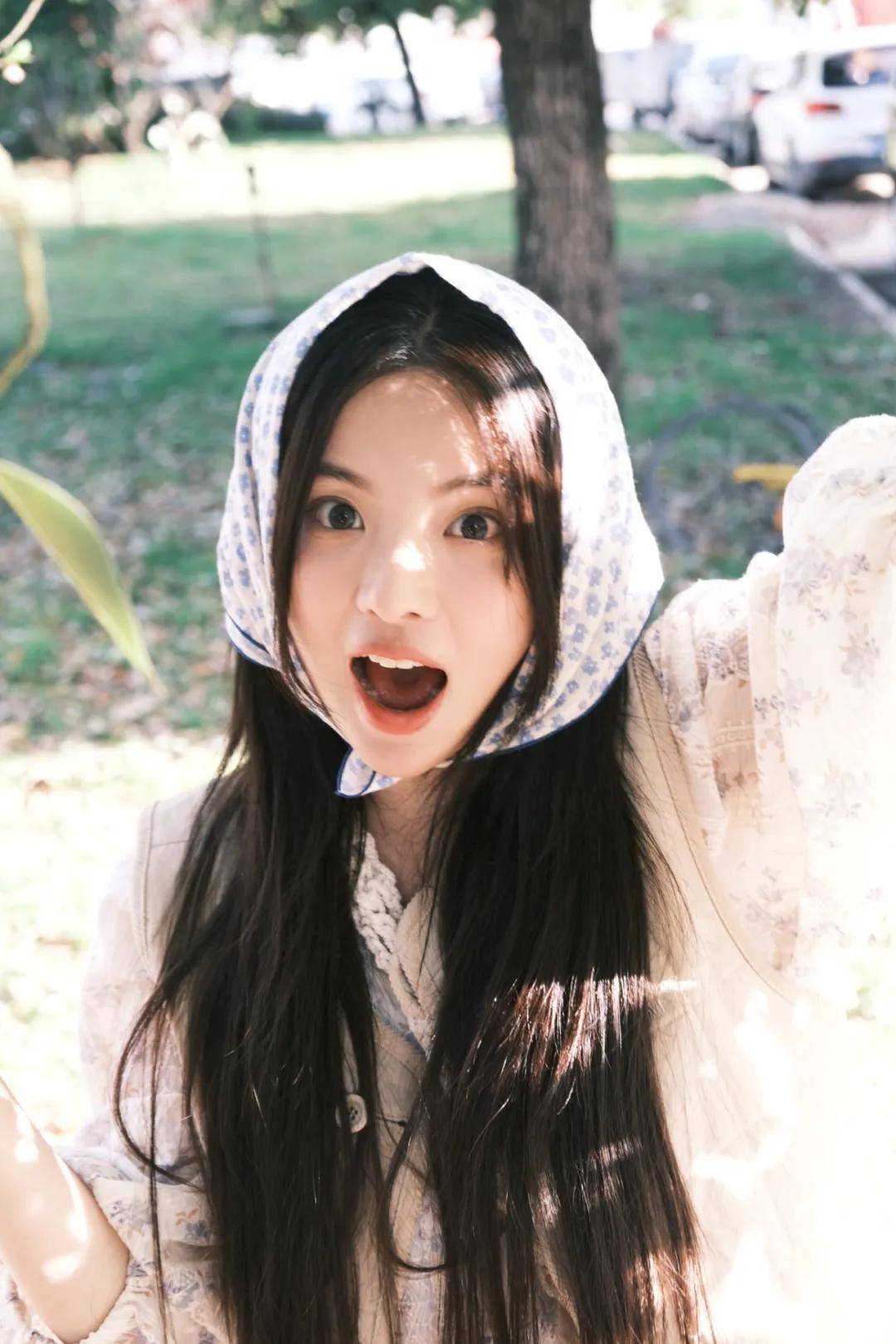 春天里的杨超越，纯洁如雪宛如含苞待放的玉兰花-5