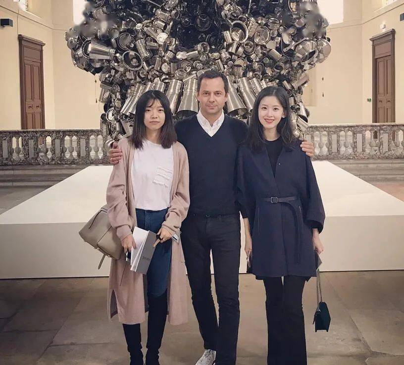 路人拍到的章泽天不化妆反倒清纯干净，比很多女明星颜值都高，穿着素雅气质很出挑！-4