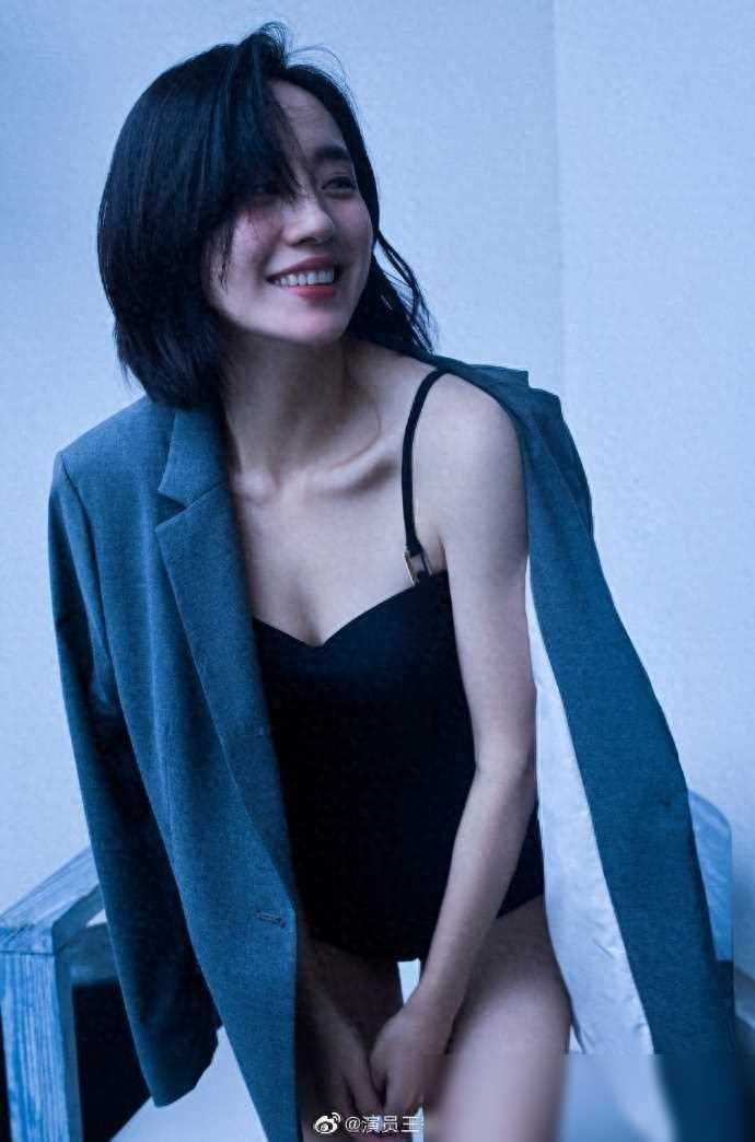 王智泳装图片写真：性感火辣身材，大美腿引人注目-1