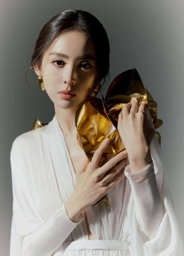 古力娜扎超真空礼服优雅又抢镜，绝美身姿太迷人！-8