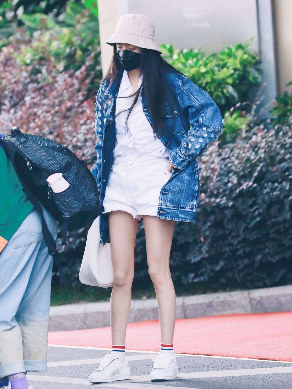 杨幂带火了一种新穿法：大外套搭配短裤和马丁靴好洋气