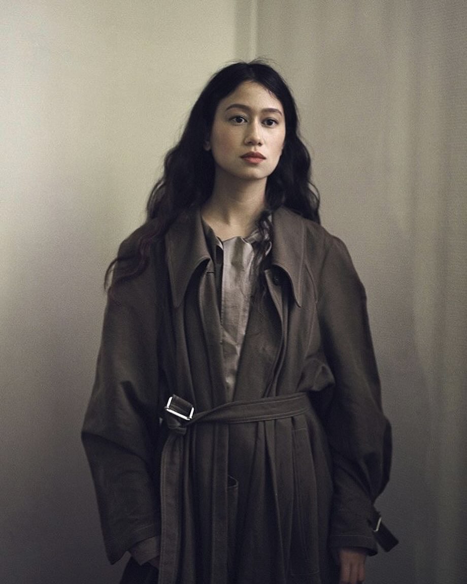 Lemaire的创意总监Sarah-Linh Tran太会穿衣，松弛感的穿搭哲学一起来看一看