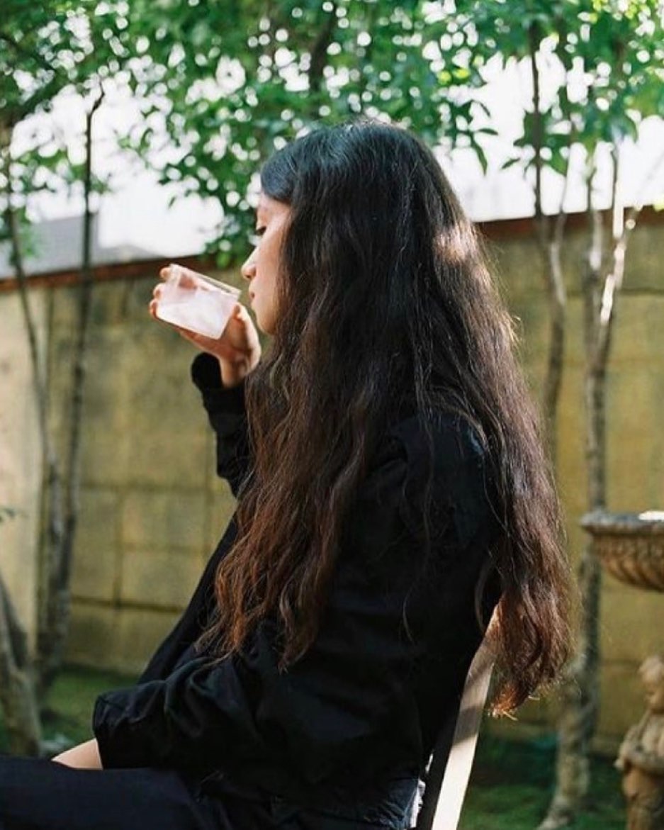 Lemaire的创意总监Sarah-Linh Tran太会穿衣，松弛感的穿搭哲学一起来看一看