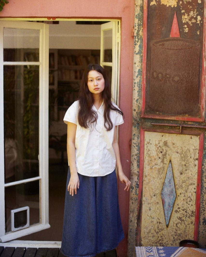 Lemaire的创意总监Sarah-Linh Tran太会穿衣，松弛感的穿搭哲学一起来看一看