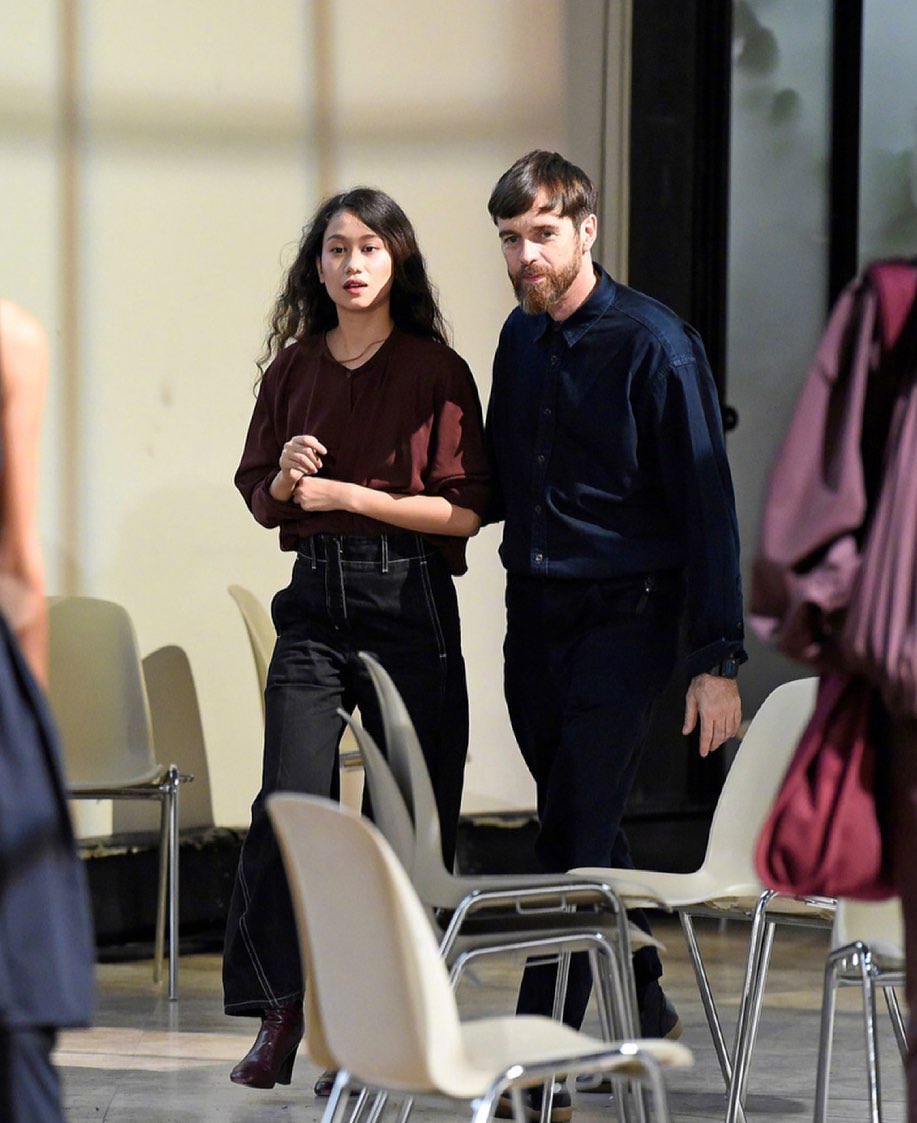 Lemaire的创意总监Sarah-Linh Tran太会穿衣，松弛感的穿搭哲学一起来看一看