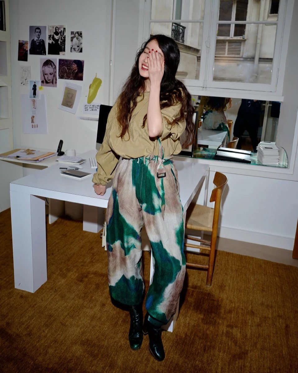 Lemaire的创意总监Sarah-Linh Tran太会穿衣，松弛感的穿搭哲学一起来看一看