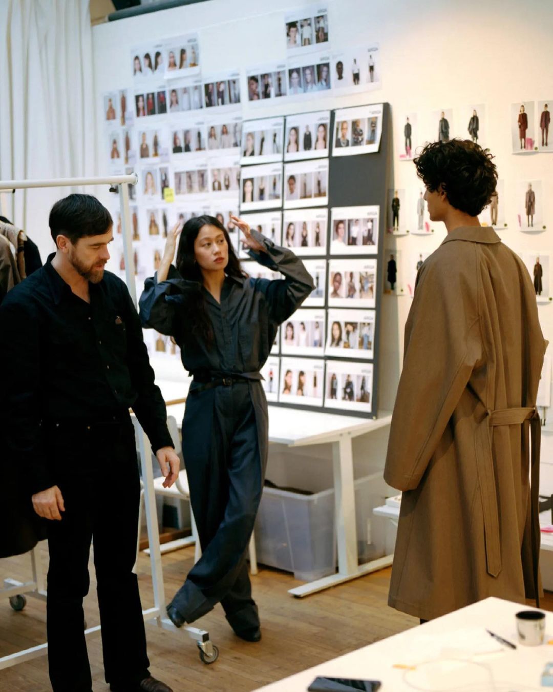 Lemaire的创意总监Sarah-Linh Tran太会穿衣，松弛感的穿搭哲学一起来看一看