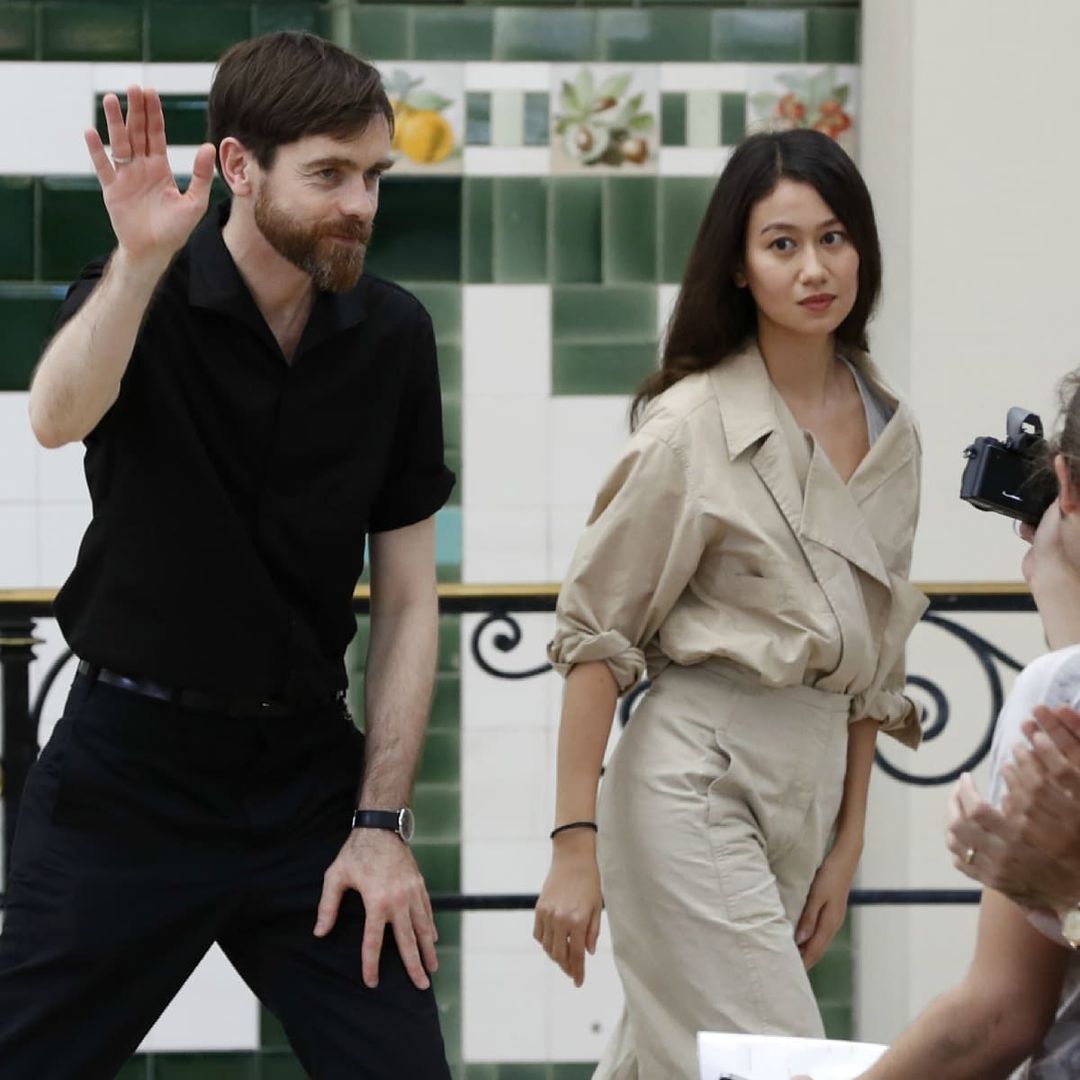 Lemaire的创意总监Sarah-Linh Tran太会穿衣，松弛感的穿搭哲学一起来看一看