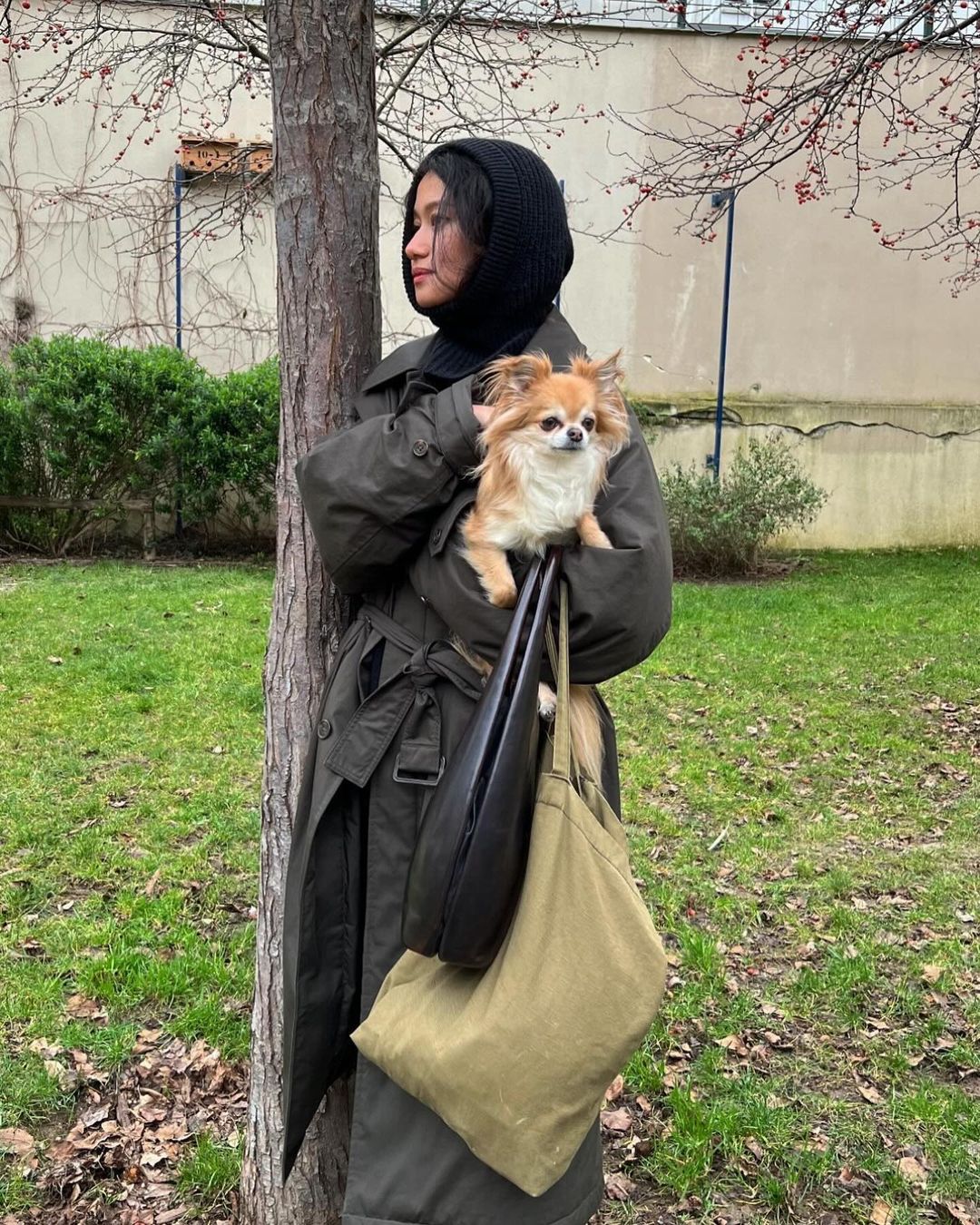 Lemaire的创意总监Sarah-Linh Tran太会穿衣，松弛感的穿搭哲学一起来看一看