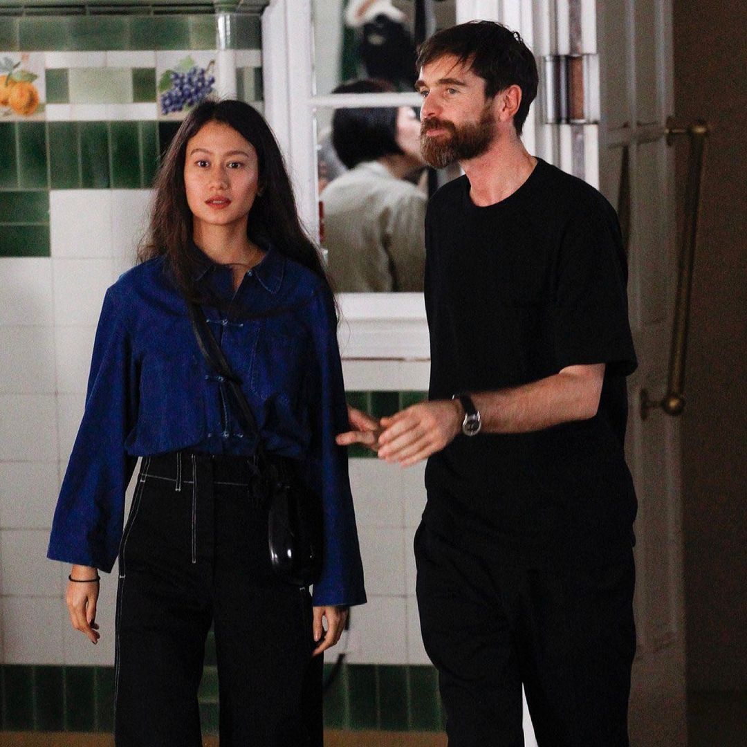 Lemaire的创意总监Sarah-Linh Tran太会穿衣，松弛感的穿搭哲学一起来看一看