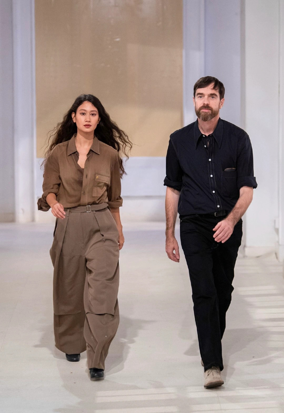 Lemaire的创意总监Sarah-Linh Tran太会穿衣，松弛感的穿搭哲学一起来看一看