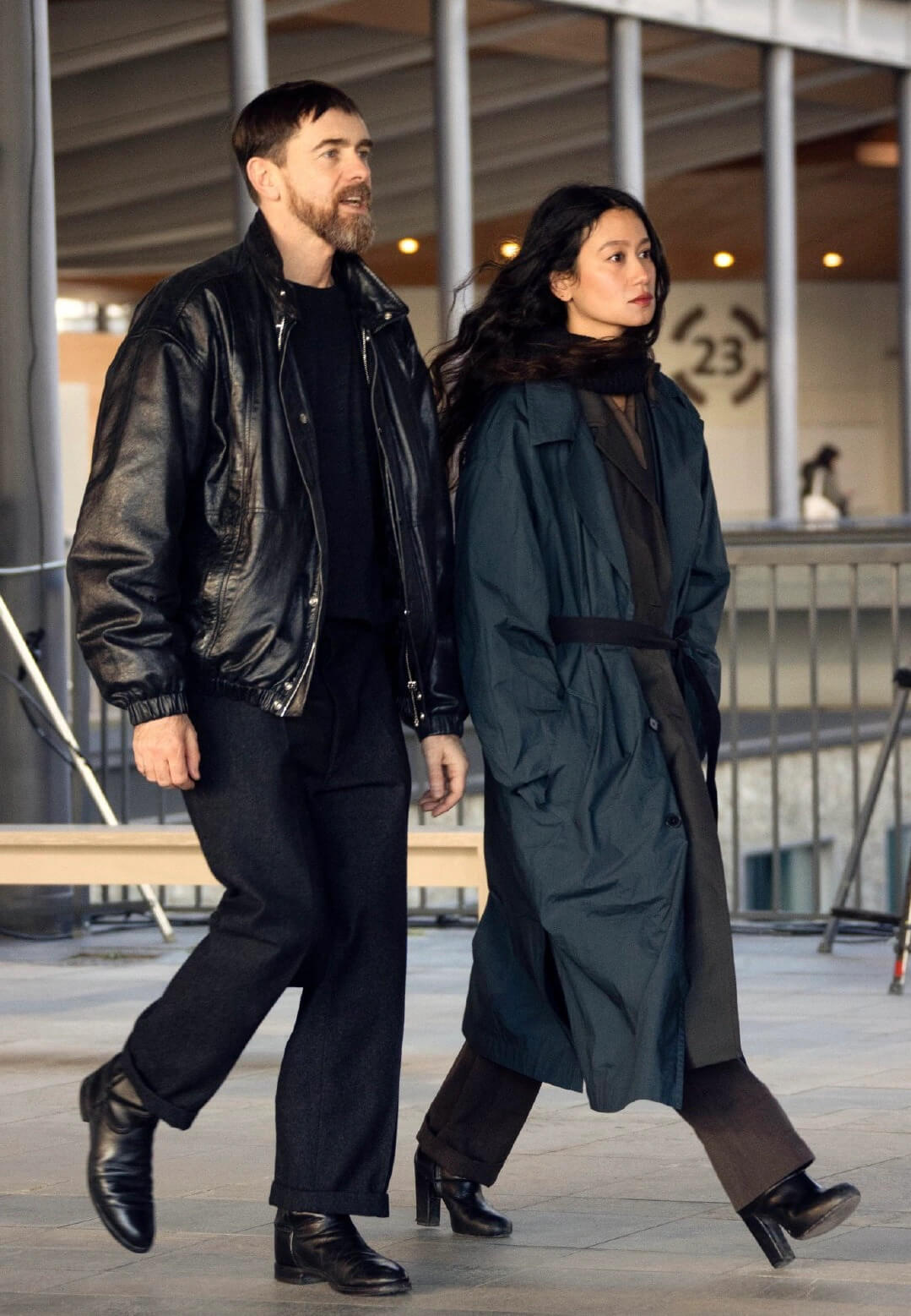 Lemaire的创意总监Sarah-Linh Tran太会穿衣，松弛感的穿搭哲学一起来看一看