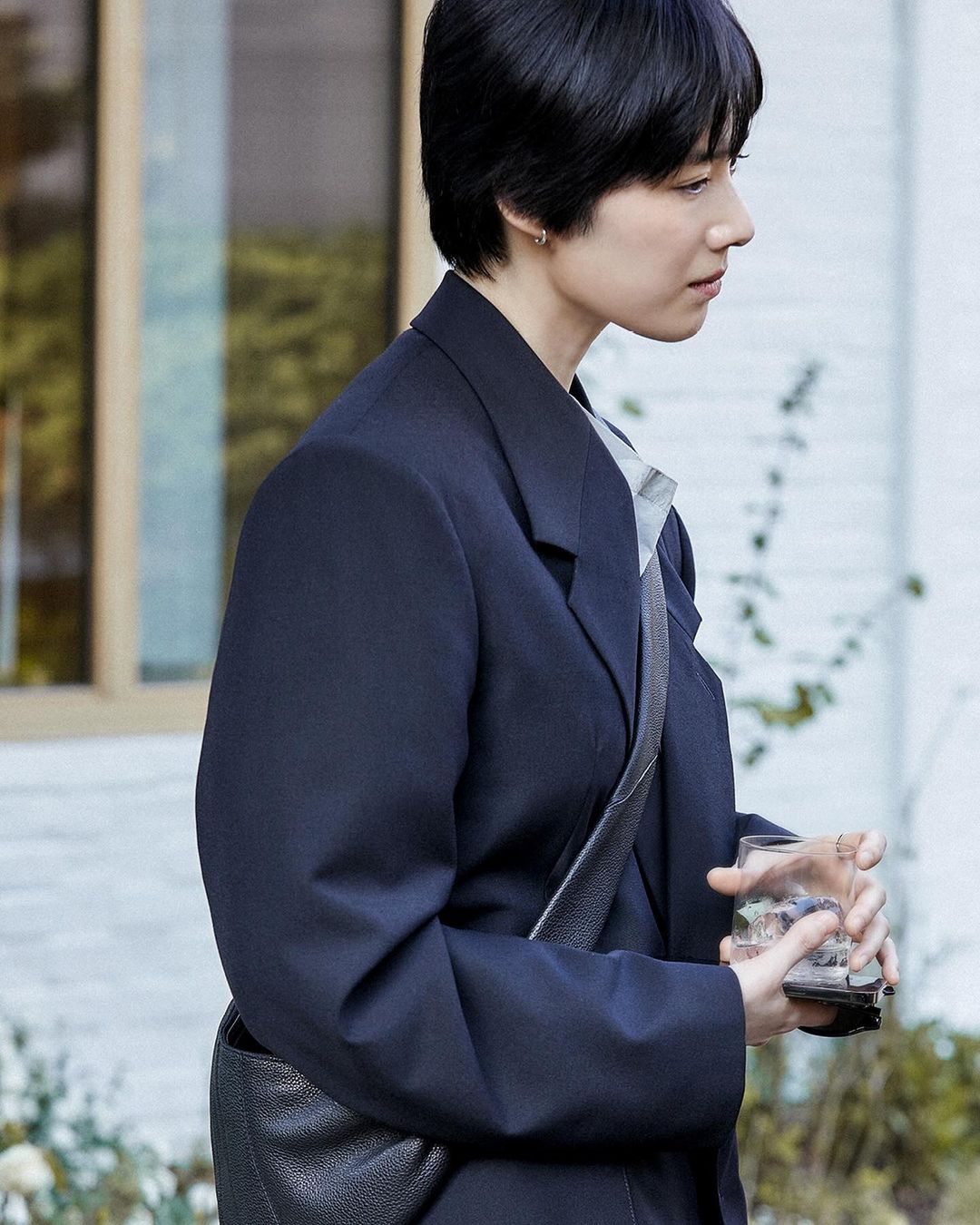 不同于影视中的千金形象，郑恩彩私下穿搭是氛围感美女，率性好看值得学习