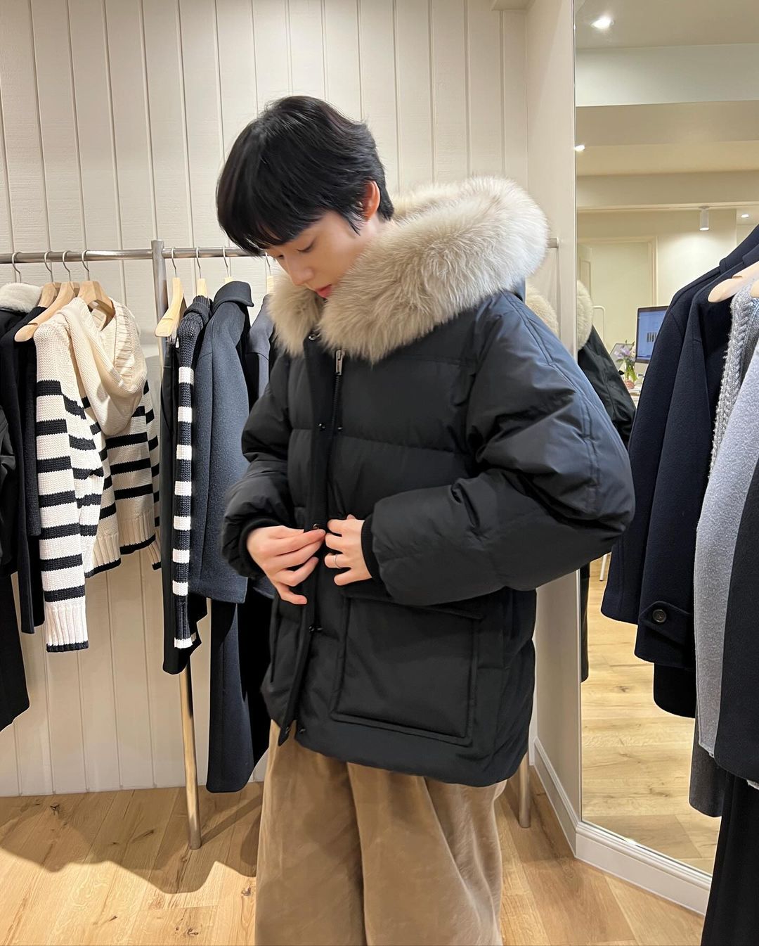 不同于影视中的千金形象，郑恩彩私下穿搭是氛围感美女，率性好看值得学习