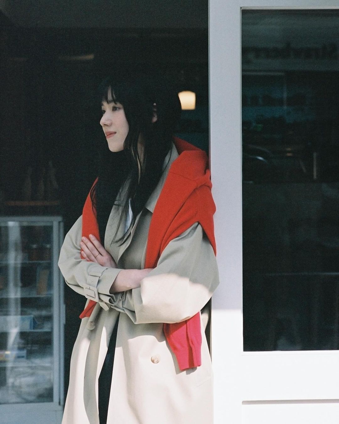 不同于影视中的千金形象，郑恩彩私下穿搭是氛围感美女，率性好看值得学习