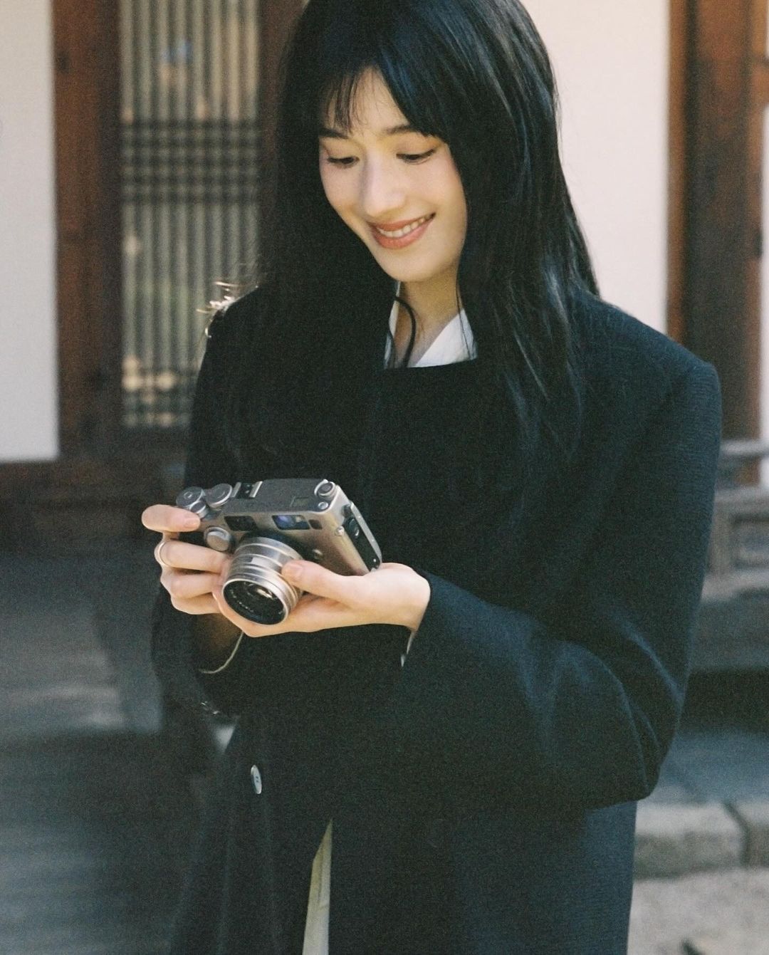 不同于影视中的千金形象，郑恩彩私下穿搭是氛围感美女，率性好看值得学习