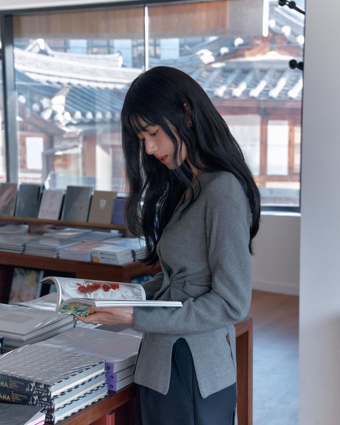 不同于影视中的千金形象，郑恩彩私下穿搭是氛围感美女，率性好看值得学习