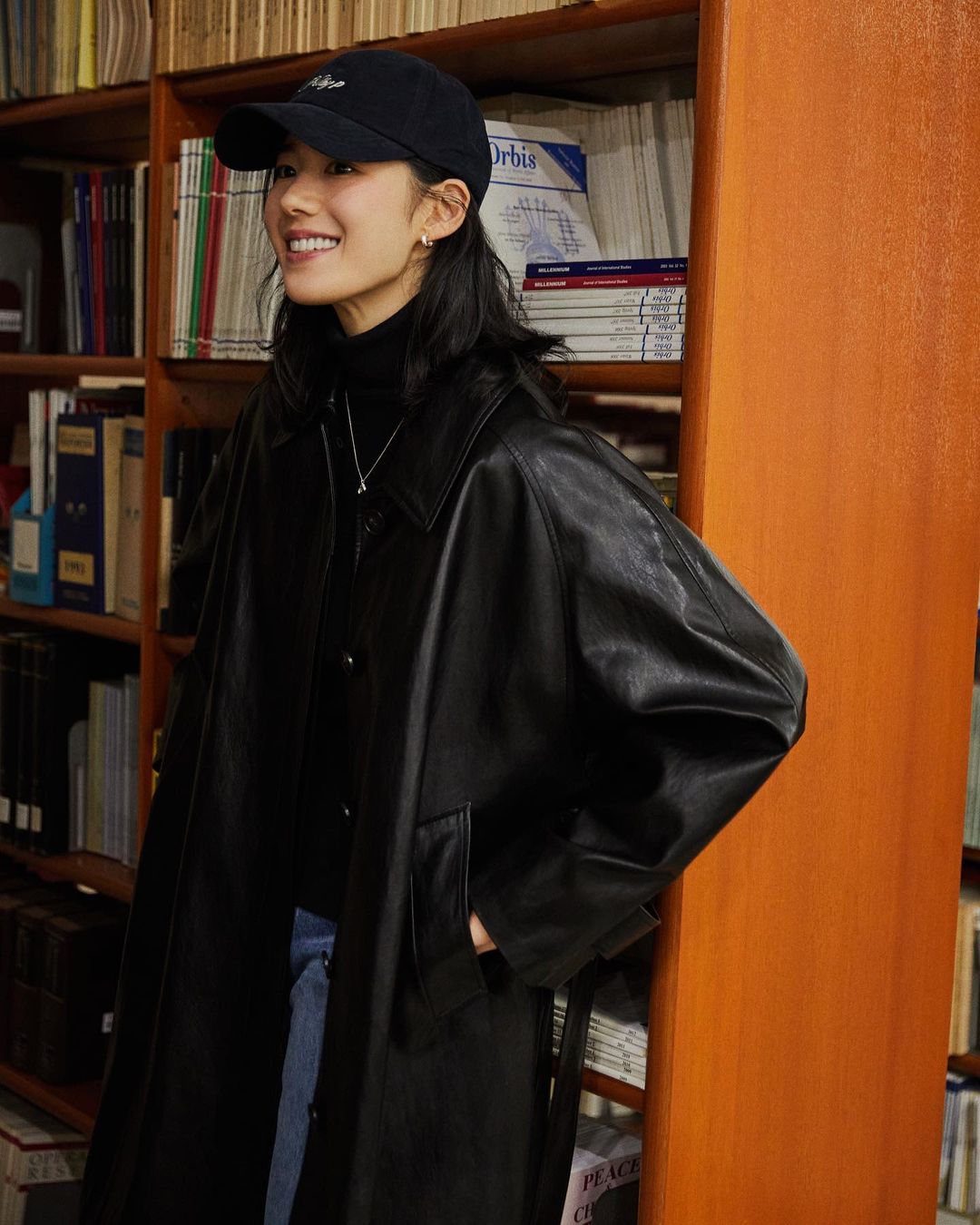 不同于影视中的千金形象，郑恩彩私下穿搭是氛围感美女，率性好看值得学习