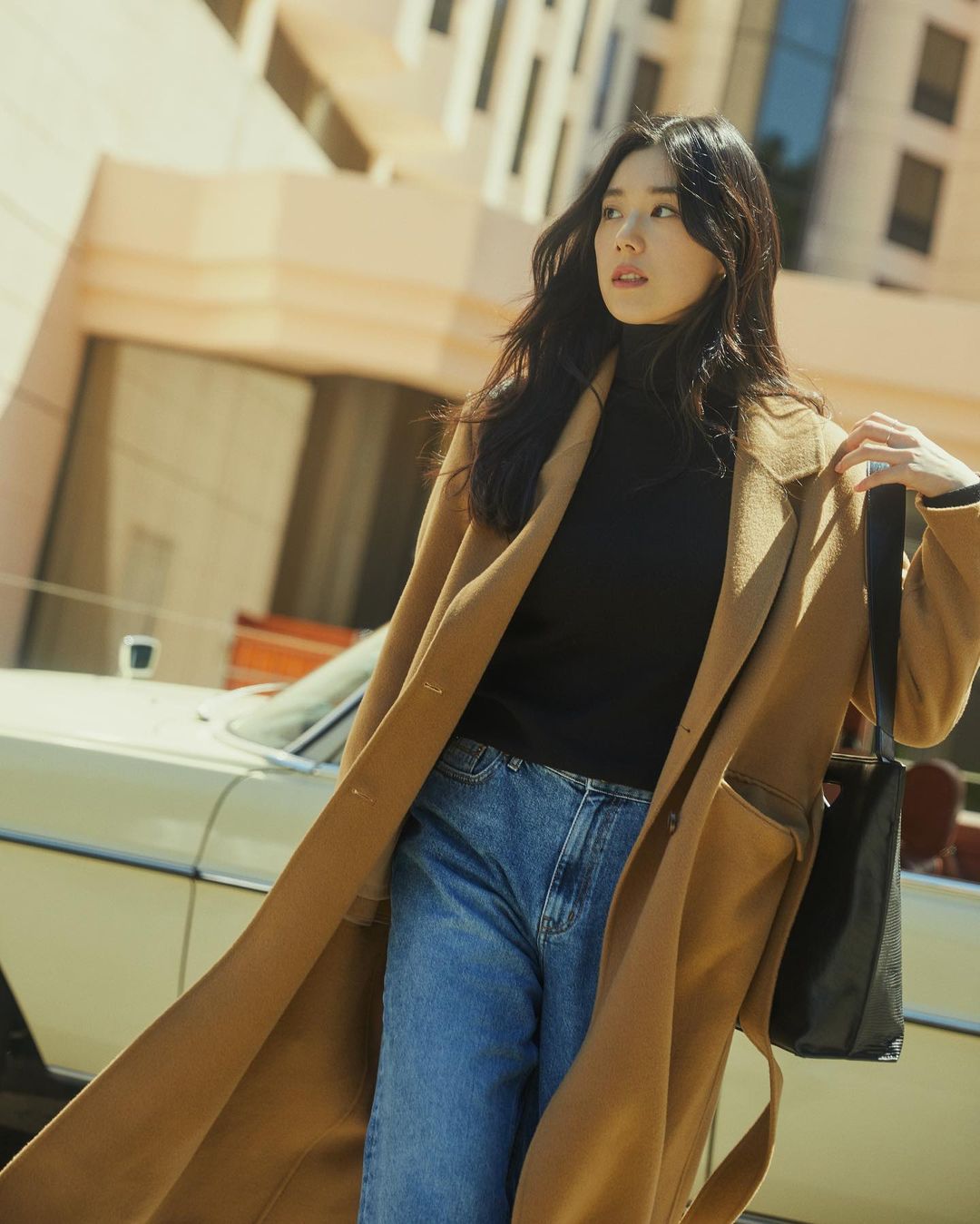 不同于影视中的千金形象，郑恩彩私下穿搭是氛围感美女，率性好看值得学习