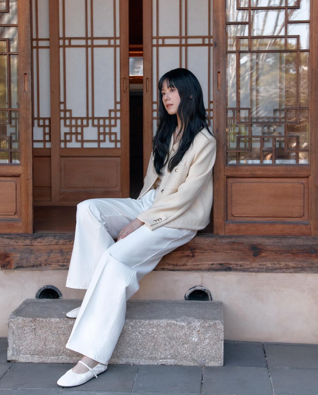 不同于影视中的千金形象，郑恩彩私下穿搭是氛围感美女，率性好看值得学习