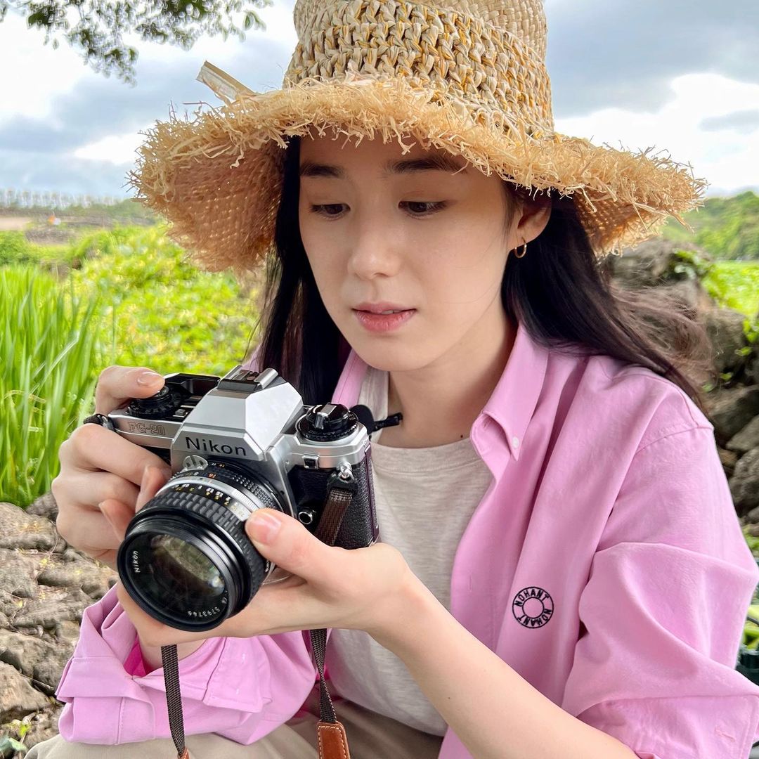 不同于影视中的千金形象，郑恩彩私下穿搭是氛围感美女，率性好看值得学习