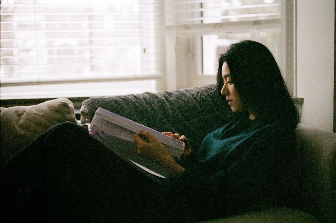 不同于影视中的千金形象，郑恩彩私下穿搭是氛围感美女，率性好看值得学习