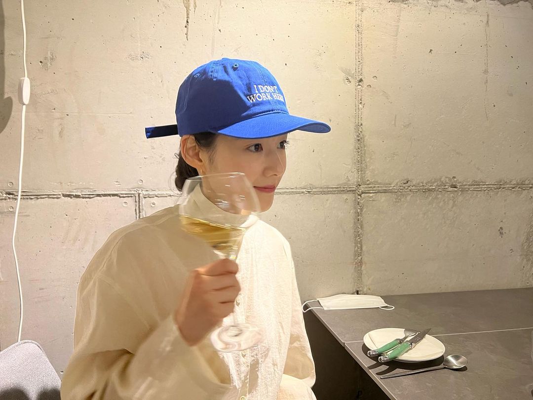 不同于影视中的千金形象，郑恩彩私下穿搭是氛围感美女，率性好看值得学习