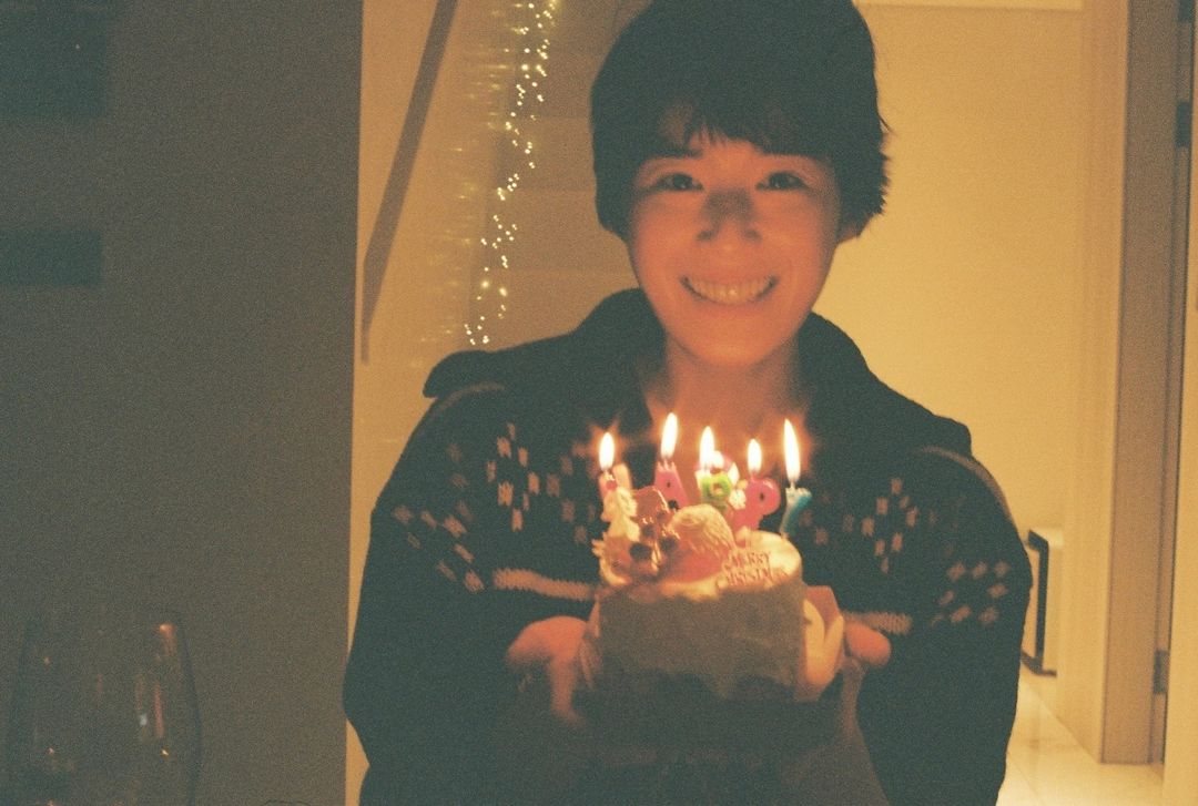 不同于影视中的千金形象，郑恩彩私下穿搭是氛围感美女，率性好看值得学习