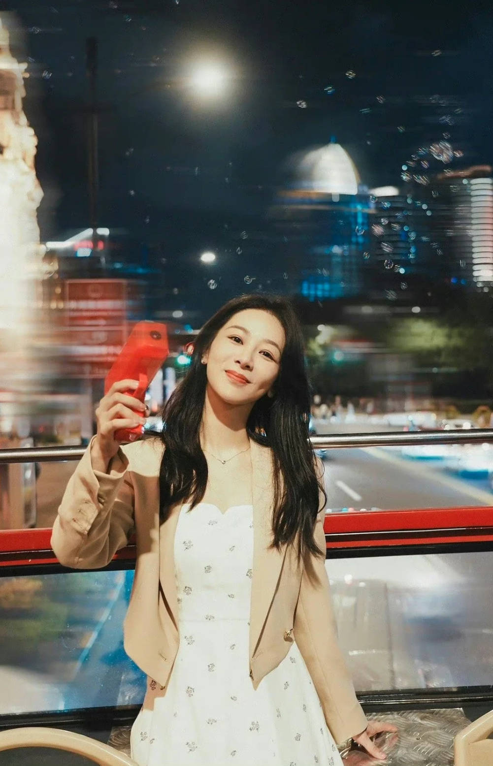 从弄堂普女到酒店继承人，杨紫上班都穿了些什么？-5