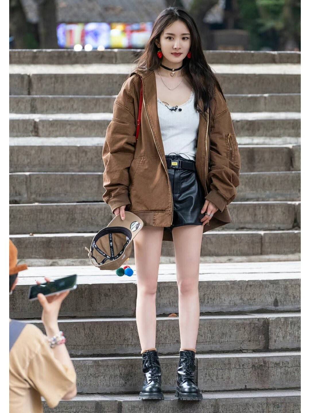 杨幂带火了一种新穿法：大外套搭配短裤和马丁靴好洋气