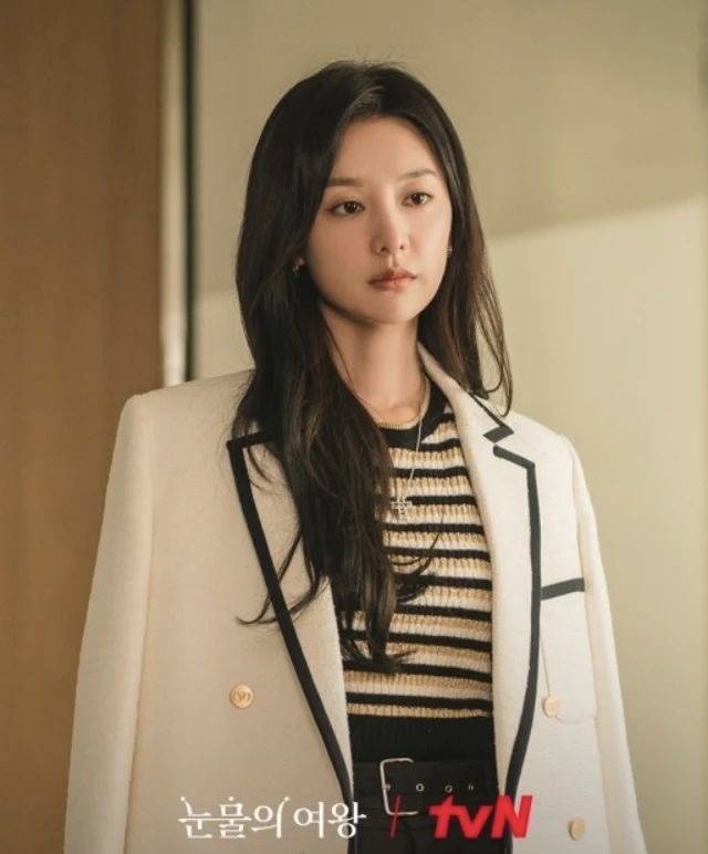 韩国财阀千金颜值爆表,对标三星公主置装费过亿,穿搭细节更贵气!-13 韩国财阀千金颜值爆表,对标三星公主置装费过亿,穿搭细节更贵气!