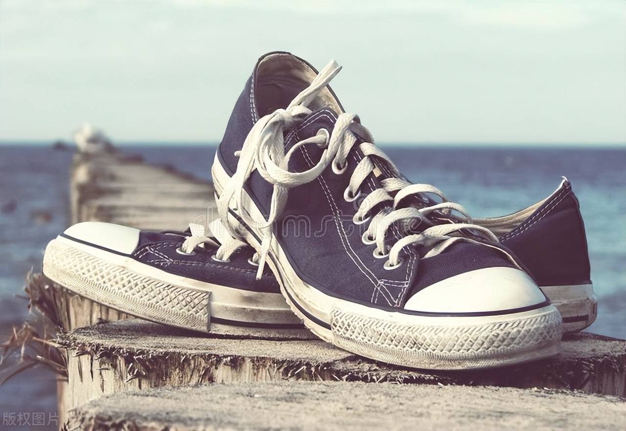 光脚穿匡威什么感觉？时尚、不羁、随性、自由，连心态都年轻起来